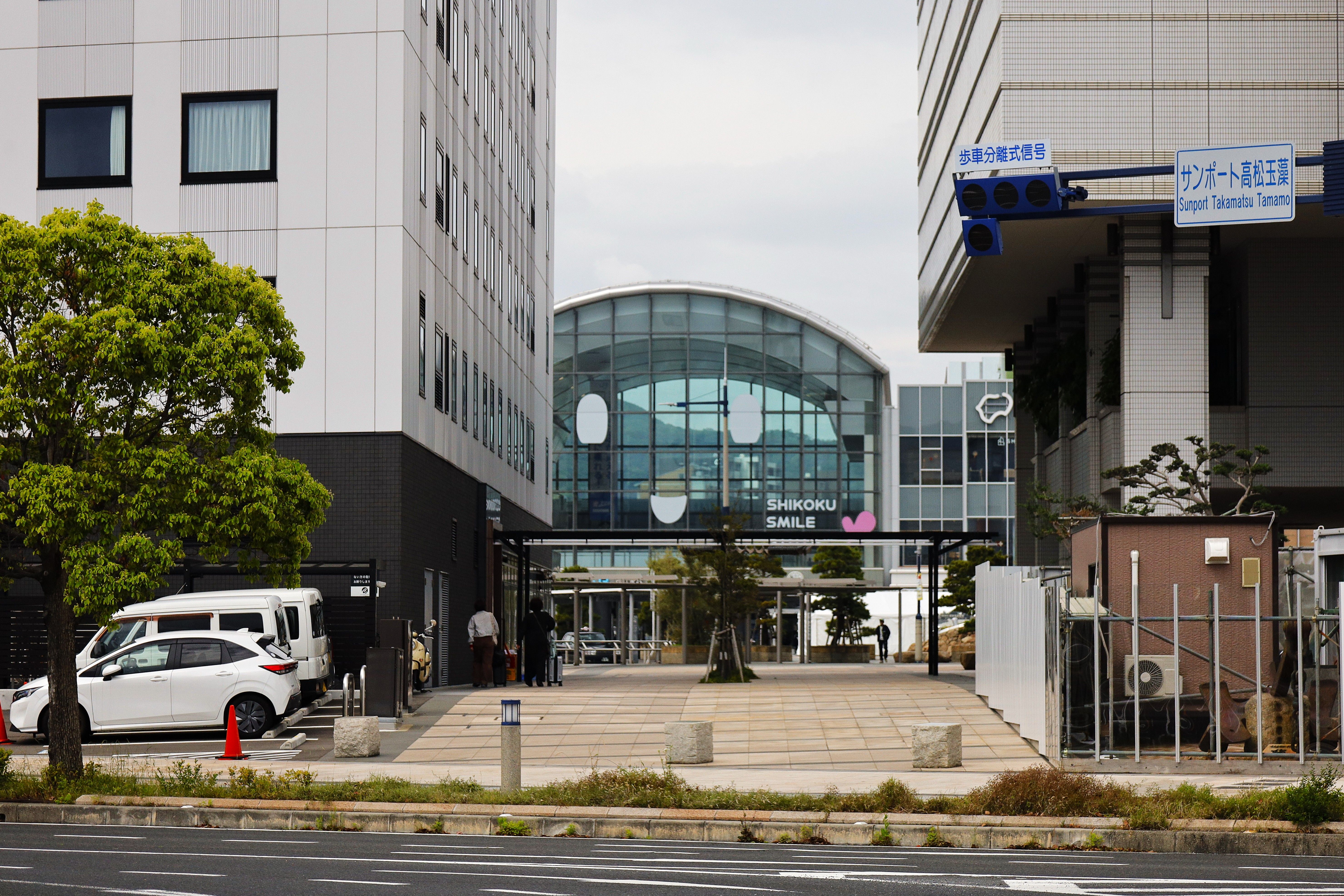 日本、高松のモダンな建築で、四国スマイルのランドマークを特徴としています。