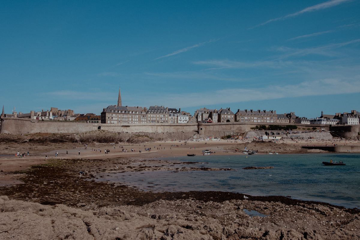 Orașul fortificat Saint-Malo văzut de sus, cu zidurile și plaja
