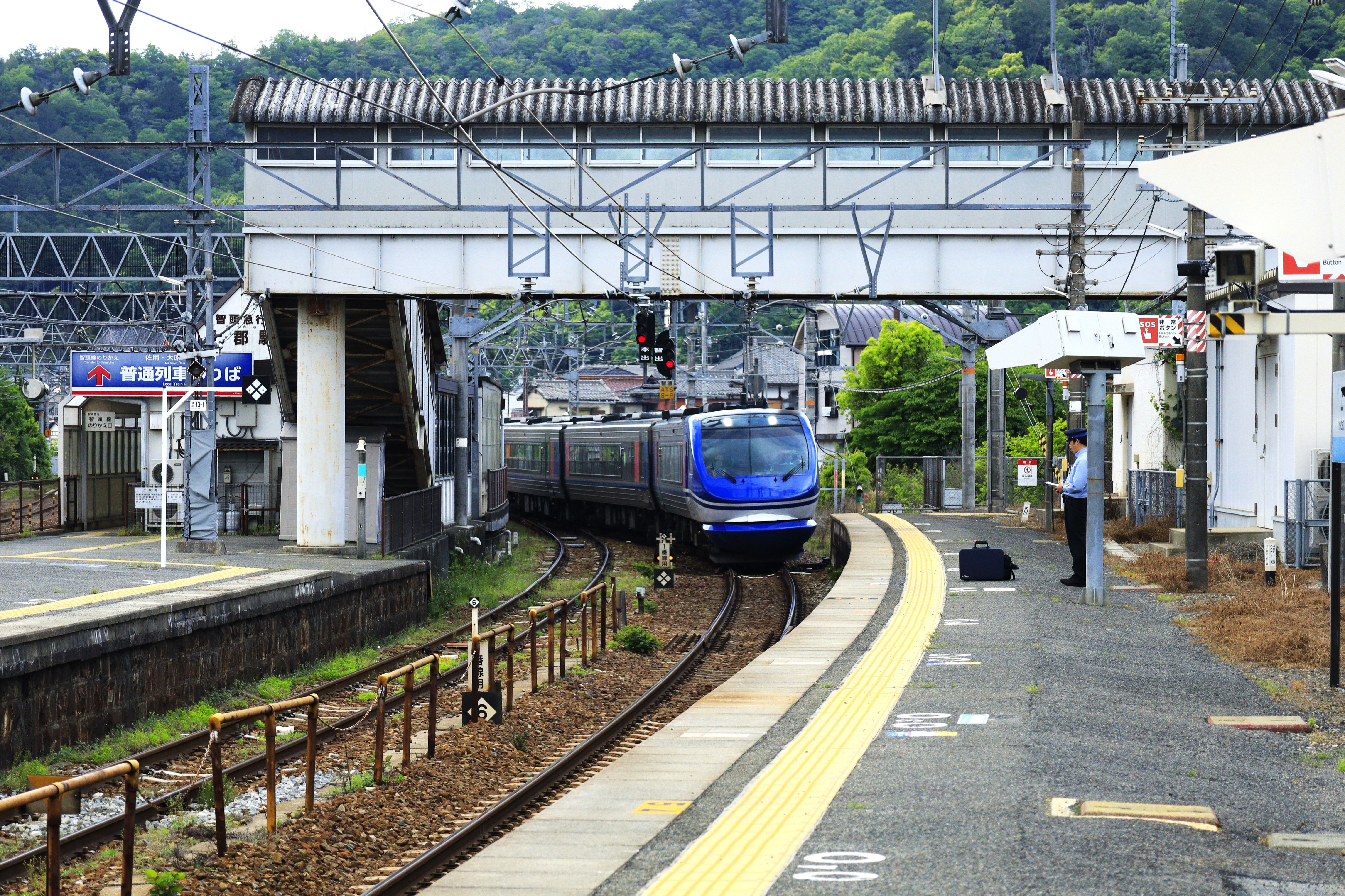 日本の兵庫県にある上郡駅に電車が接近し、絵のようなプラットフォームのシーンが広がっています。