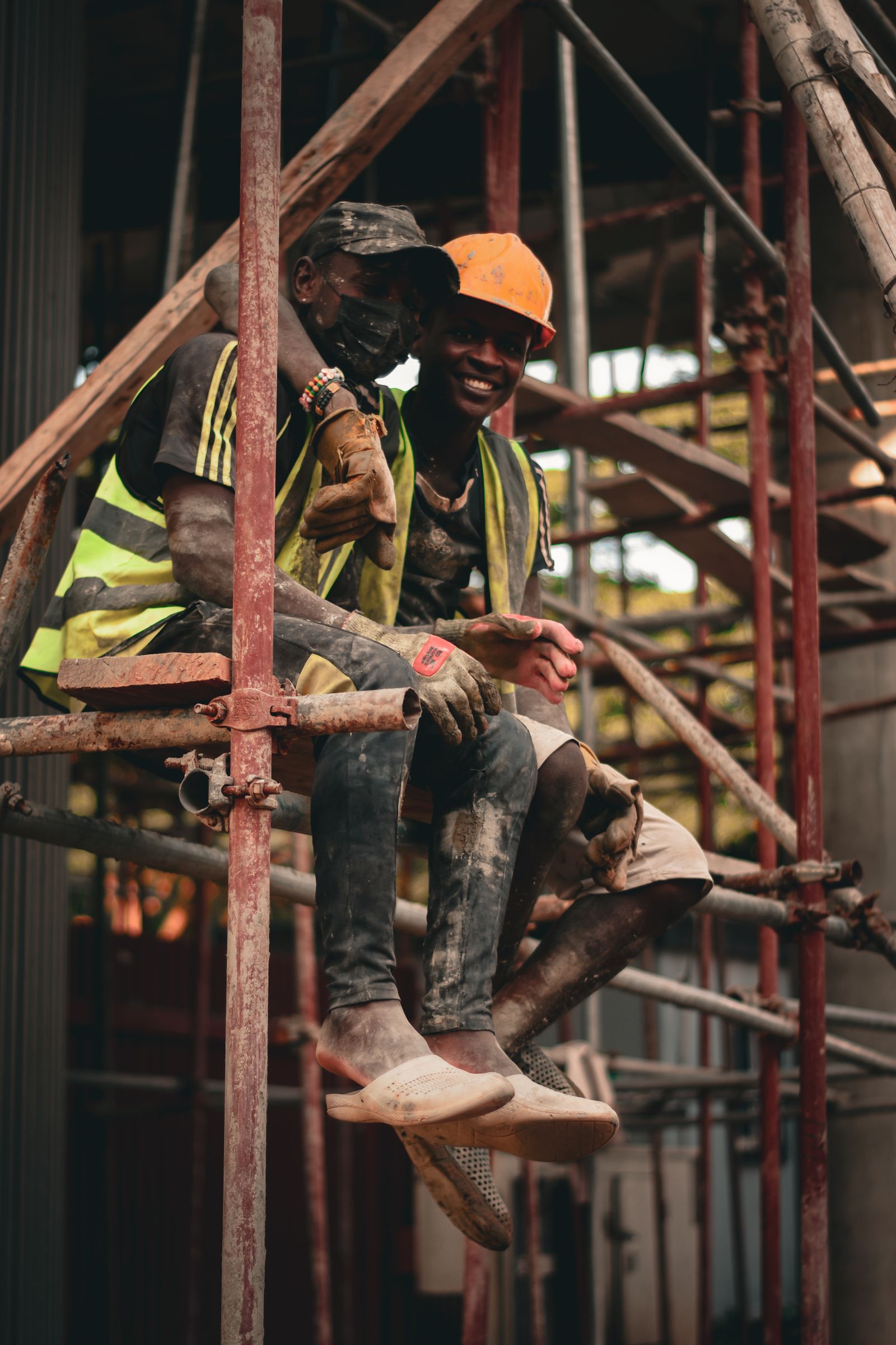 Equipa negra em ambiente de construção