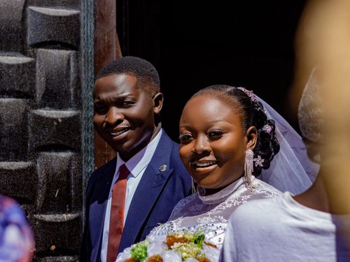 Free Happy couple celebrating their wedding day with smiles and love. Stock Photo