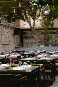 An inviting outdoor dining area with elegant table settings in Gaziantep, Türkiye.