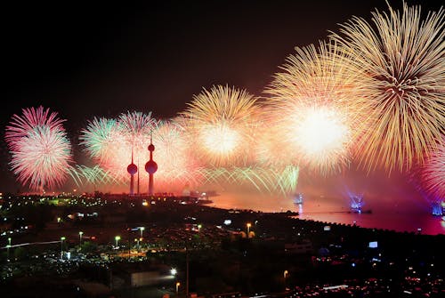 Photographie Aérienne De Feux D'artifice De Couleurs Assorties La Nuit