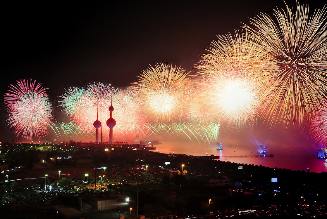 夜间彩色烟花的航拍