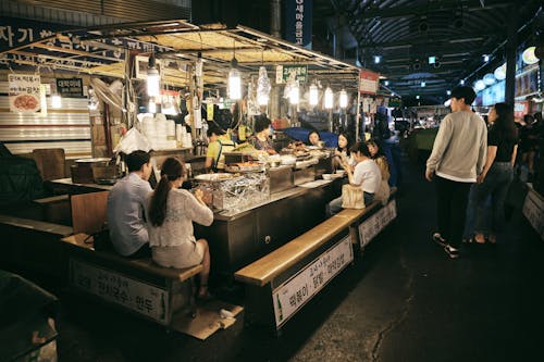 asyalı insanlar, gece pazarı, iç mekan içeren Ücretsiz stok fotoğraf