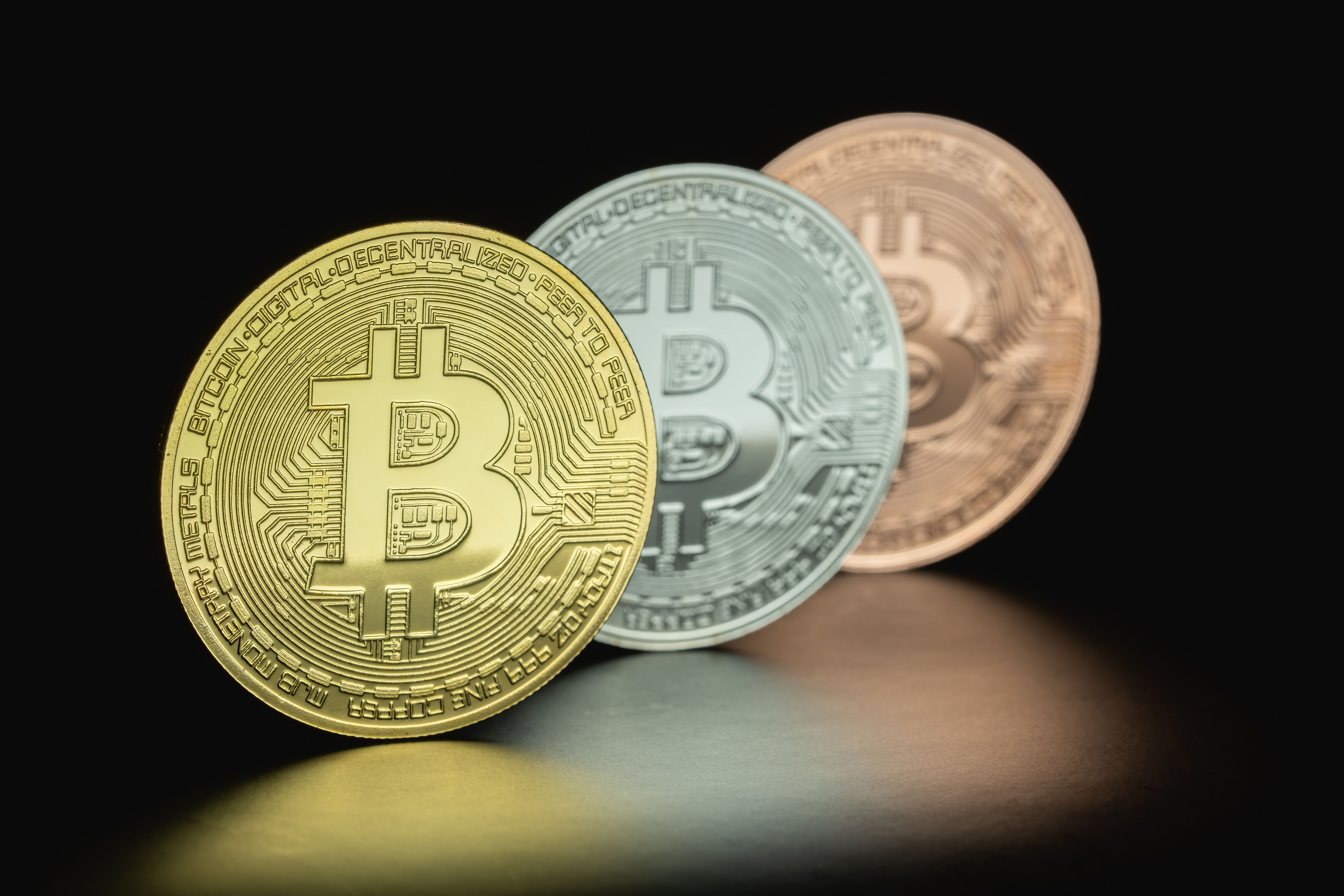 Bitcoin perto de US$ 64 mil: ETFs atraem US$ 244 mi enquanto portfólios ajustam risco