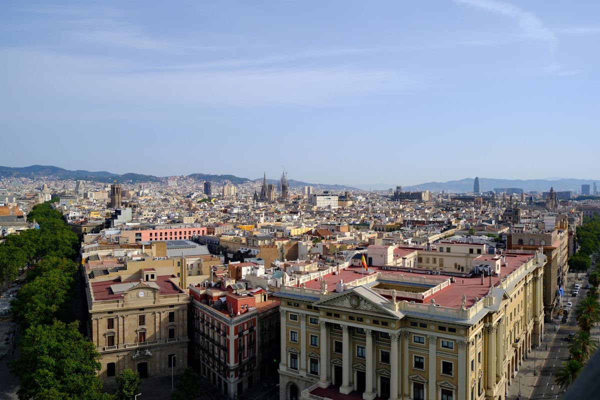 Vedere aeriana peste grila de cvartale a Barcelonei