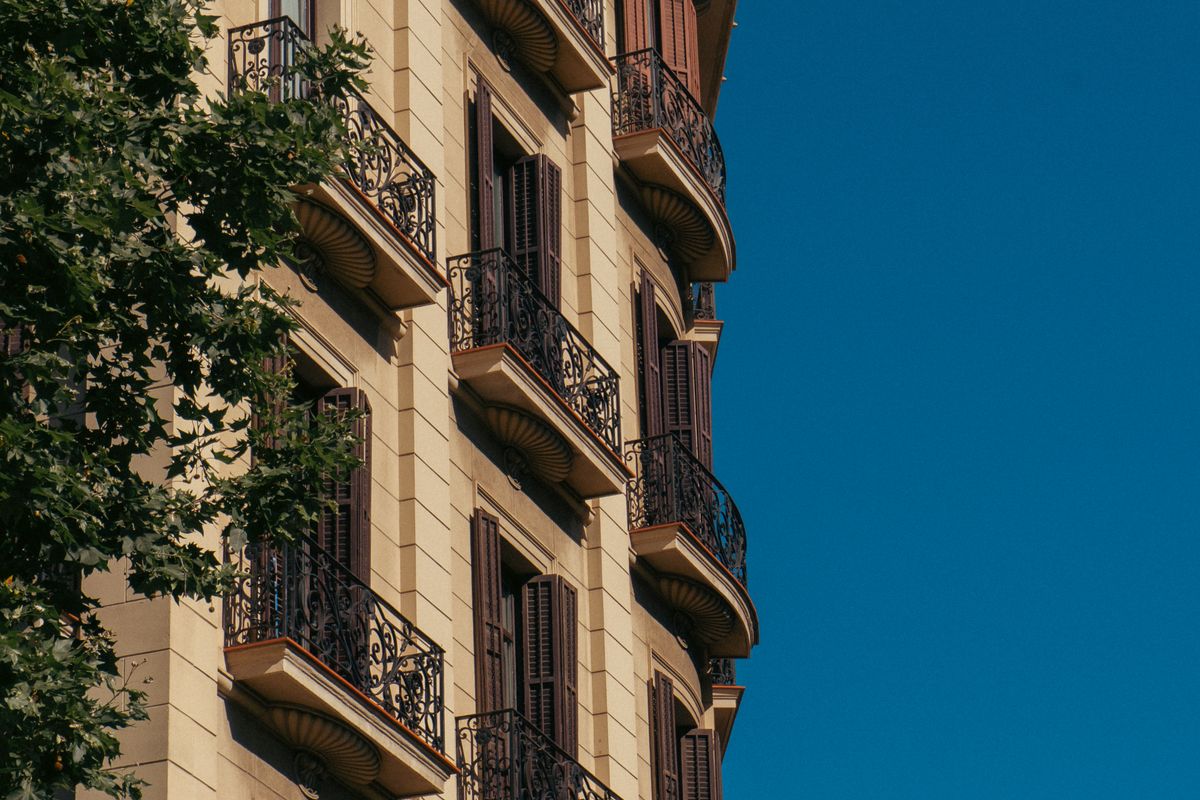 Fachada de un edificio de viviendas de Barcelona con balcones de hierro forjado