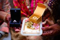 奢华精美的盒子优雅地展示着结婚戒指，凸显了文化庆典的氛围