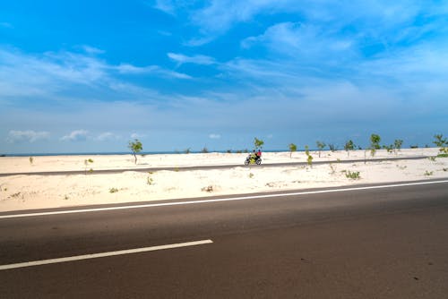 Darmowe zdjęcie z galerii z asfalt, autostrada, błękitne niebo
