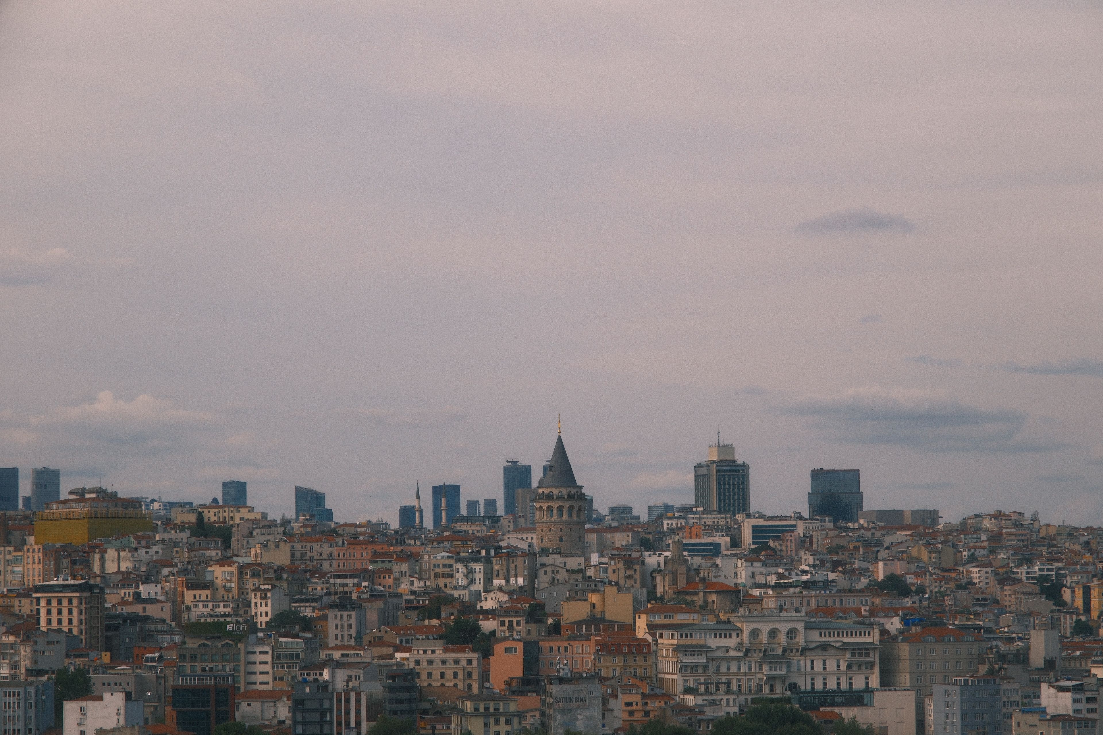 Paisagem digital de uma cidade europeia com elementos gráficos de tecnologia