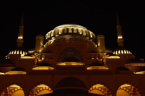 Free Illuminated mosque in Istanbul at night, showcasing stunning architecture and vibrant lighting. Stock Photo