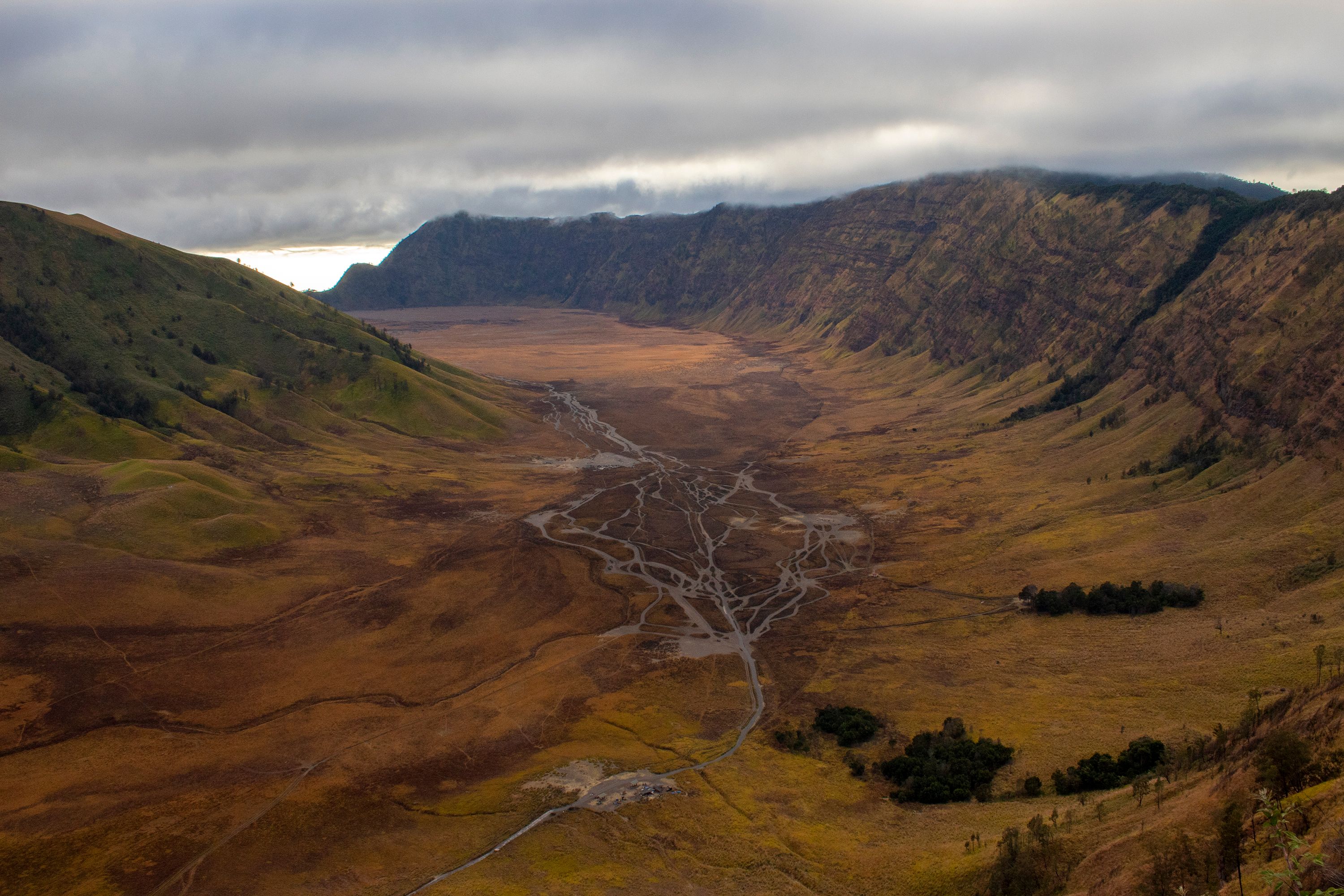 Fotomural Impresionante vista de la Caldera Bromo Tengger Semeru en Java Oriental, Indonesia, que muestra paisajes dramáticos.