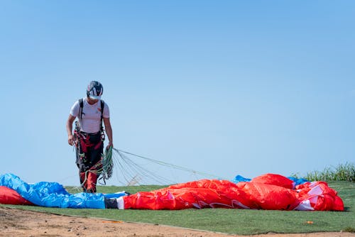 Foto De Homem Segurando Paraquedas