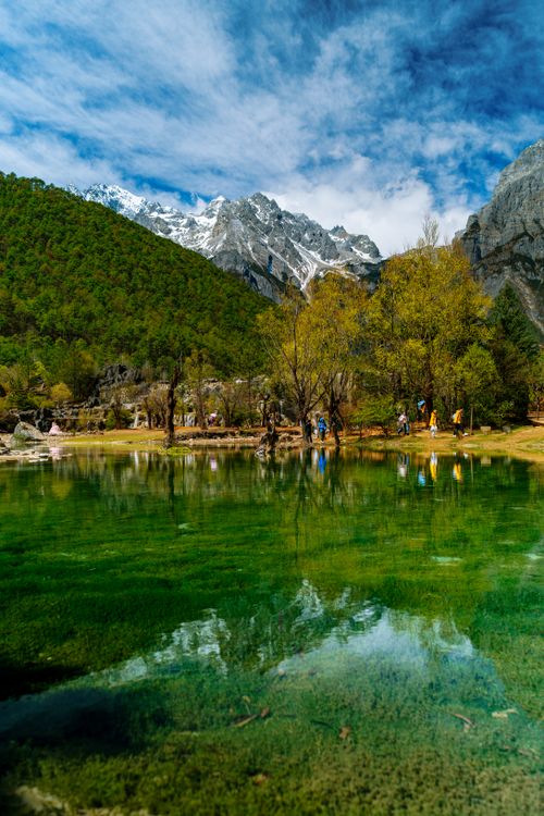 Free A stunning mountain lake with lush greenery and clear reflections, perfect for nature lovers. Stock Photo