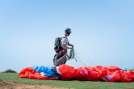 一个装备齐全的人准备在晴朗的日子里进行滑翔伞降落