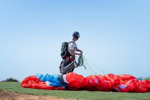 一个装备齐全的人准备在晴朗的日子里进行滑翔伞降落