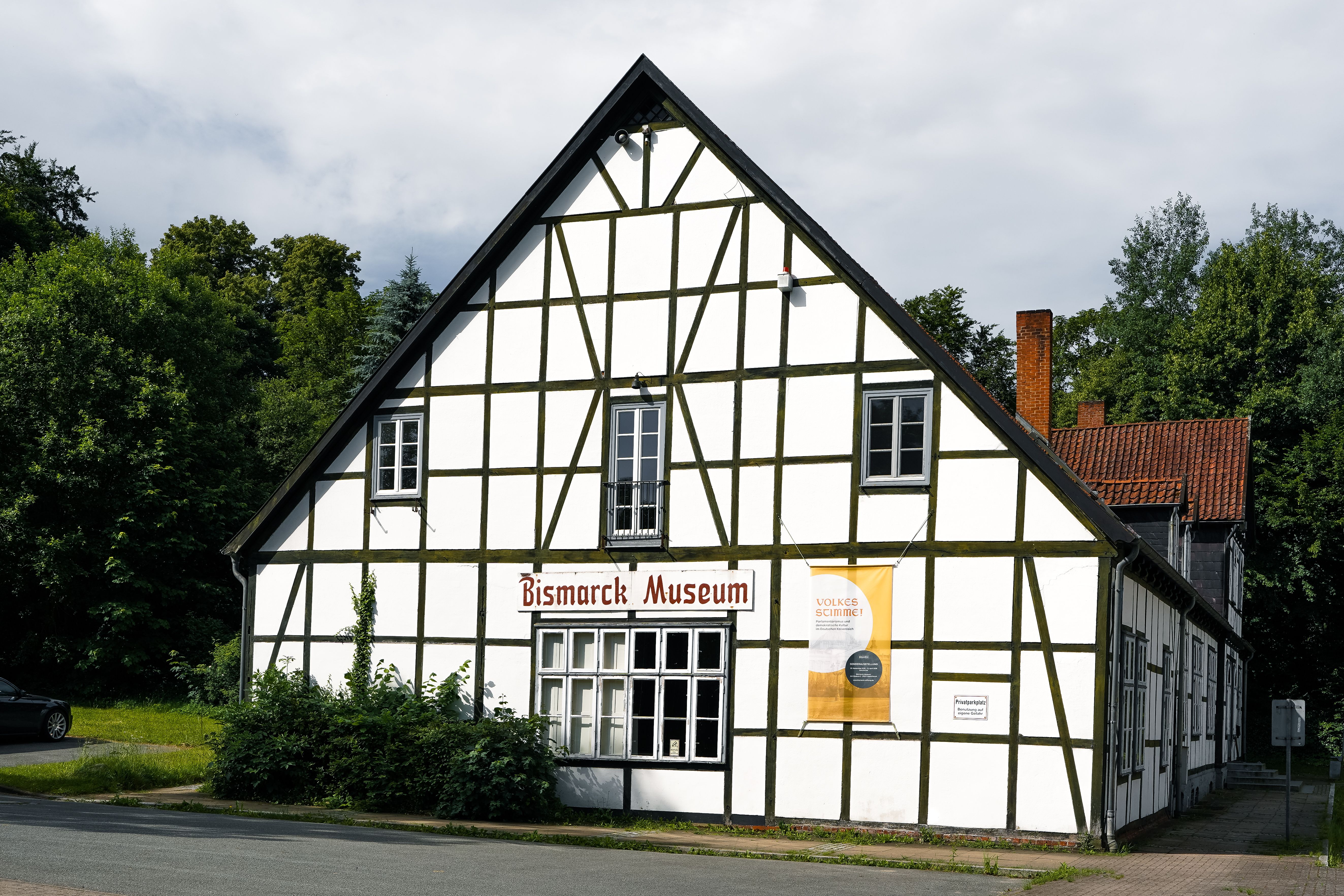 Traditionelles Fachwerkhaus mit typischer Balkenkonstruktion
