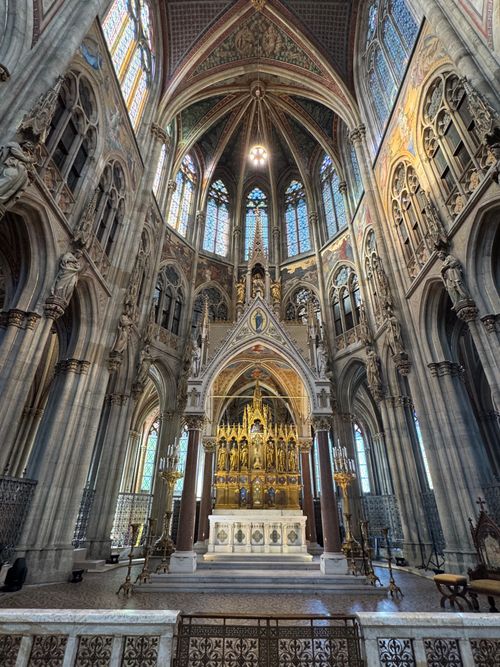 Free Magnificent Gothic architecture of Votivkirche Church interior in Vienna, showcasing intricate details and stained glass. Stock Photo