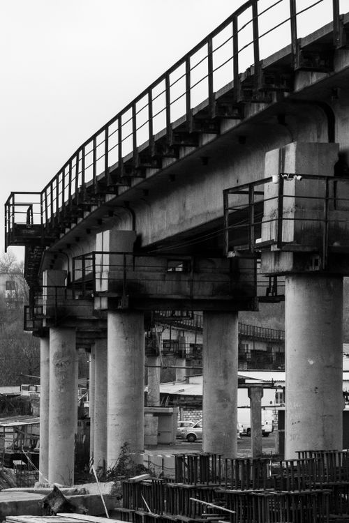 Free Monochrome image of a bridge under construction in an urban setting, emphasizing industrial architecture. Stock Photo