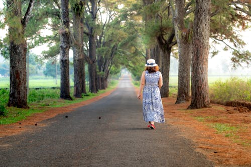 Фотография женщины, идущей по дороге