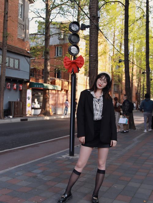 Free Fashionable woman poses in downtown Nanjing on a sunny summer day. Stock Photo
