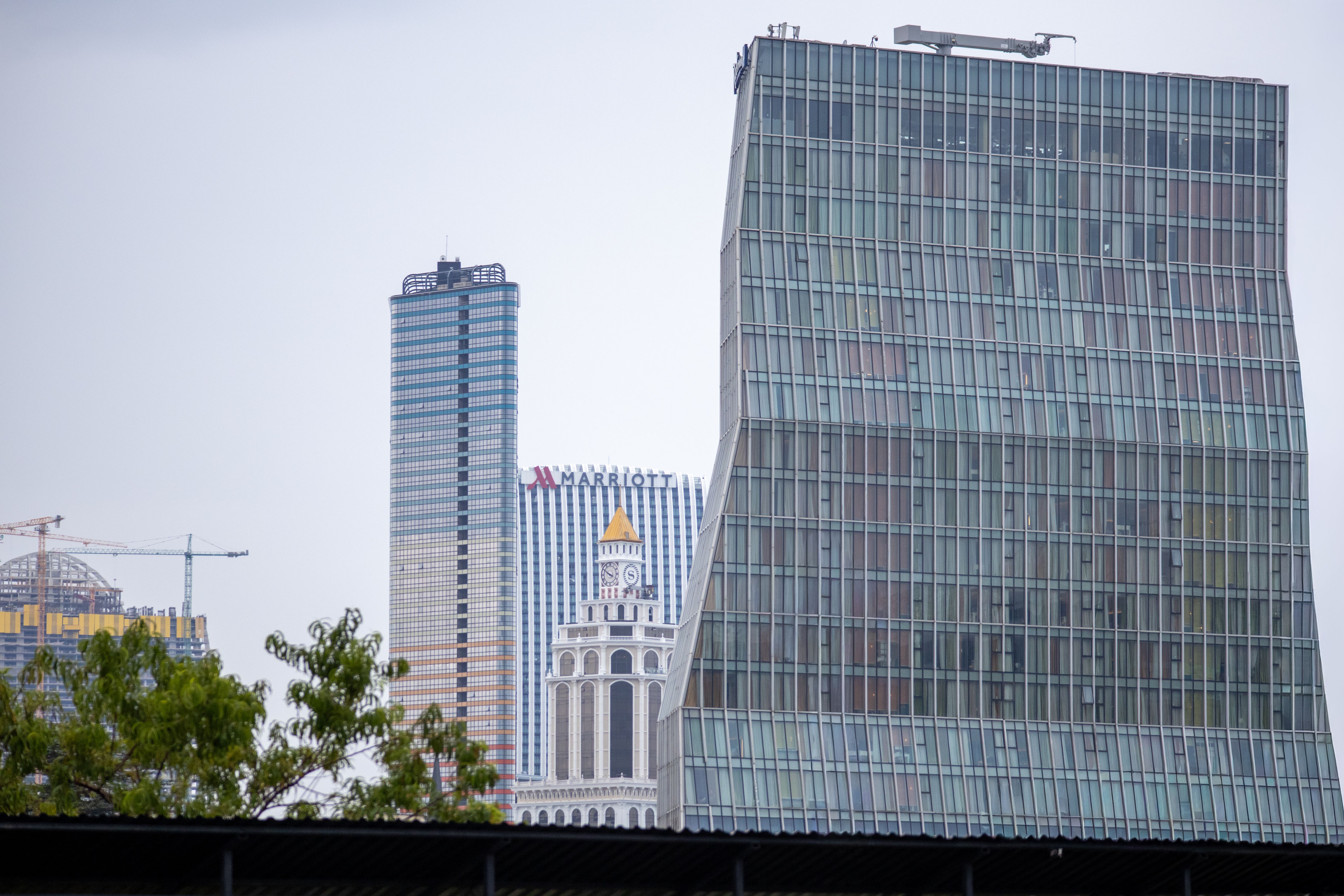 Hotel Giants Face Guest Experience Reckoning: Marriott Poised for Outperformance