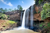 在宁静而风景优美的森林中，美丽的瀑布从悬崖上倾泻而下