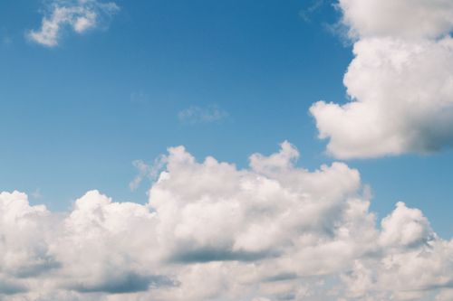 Free Blue sky filled with fluffy white clouds on a clear day in Samsun, Türkiye. Stock Photo