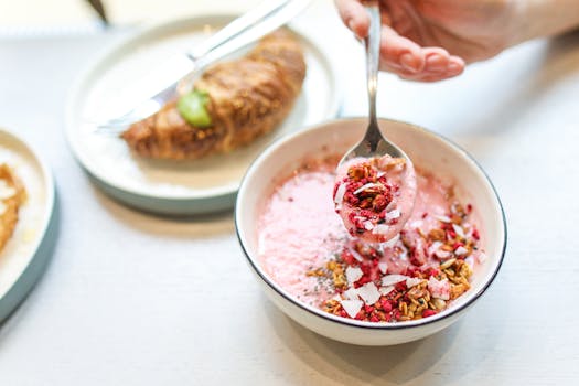 早餐场景充满活力，配有浆果酸奶碗和新鲜的羊角面包，非常适合开启营养的一天