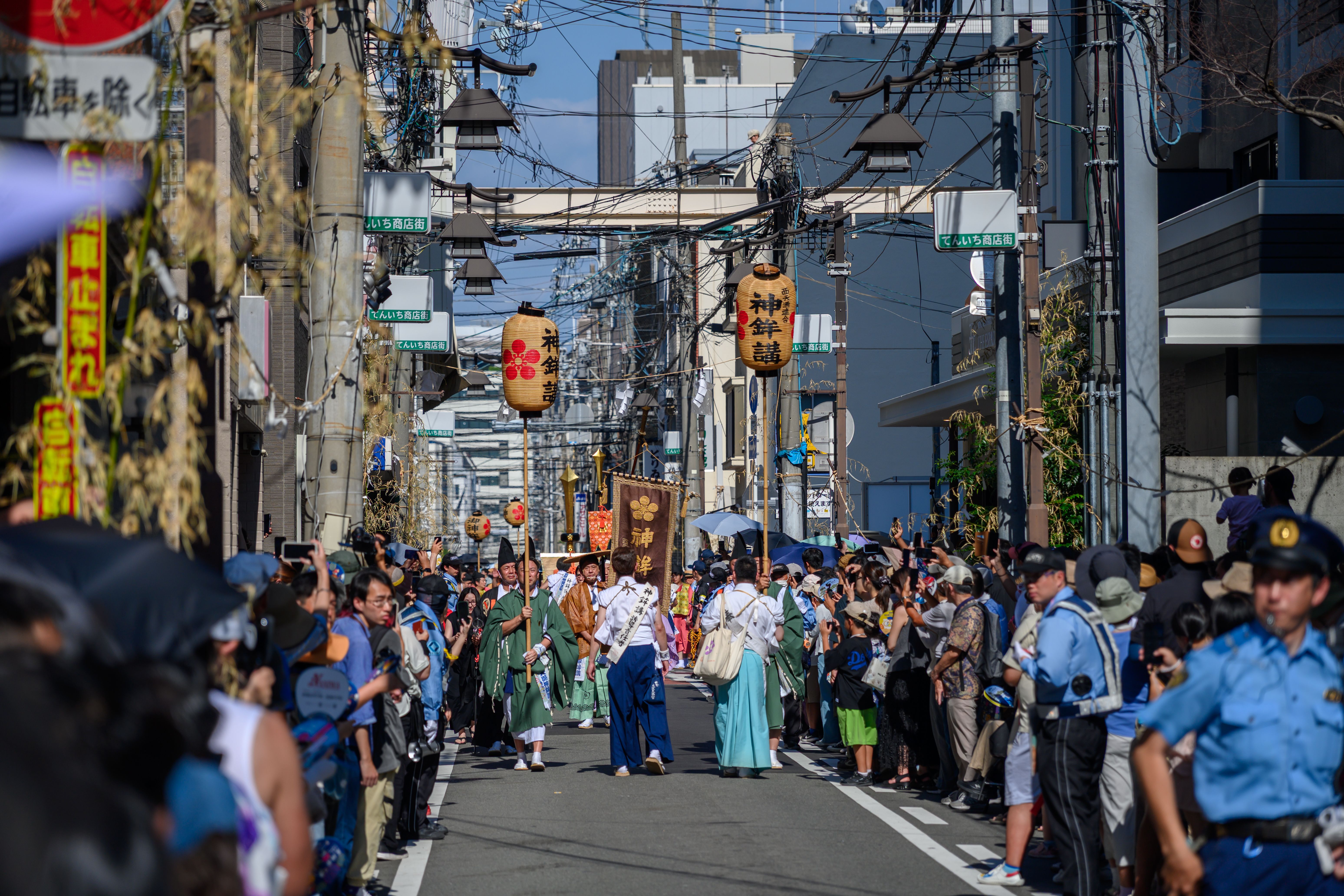 街で行われている伝統的なパレード・イベントの様子
