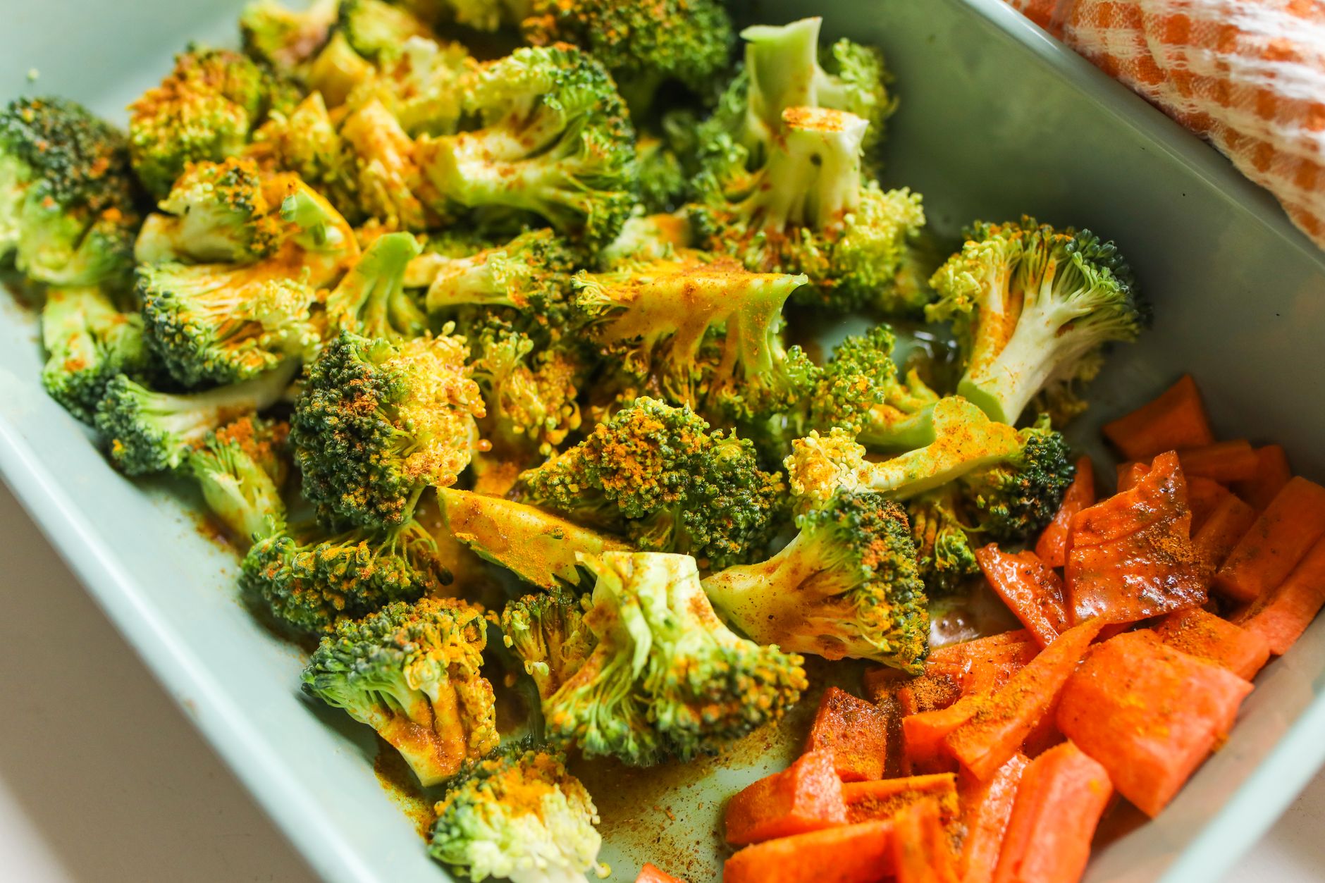 健美飲食不無聊:簡單變化讓每餐都新鮮有趣 A delightful and vibrant roasted broccoli and carrots dish seasoned to perfection, ideal for health enthusiasts.