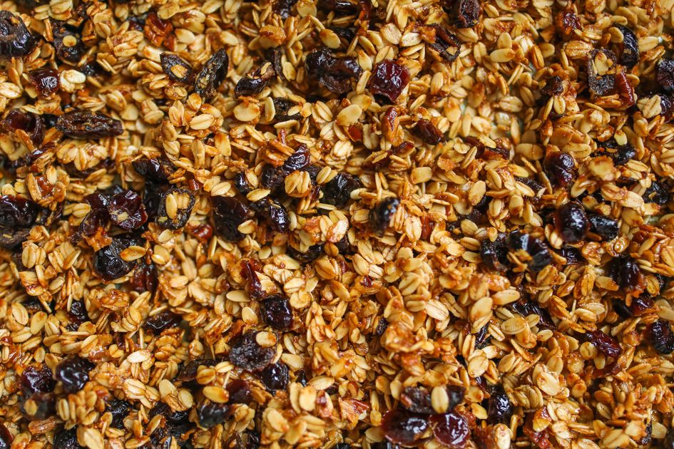 Granola com aveia, sementes e frutas secas em close-up — textura detalhada