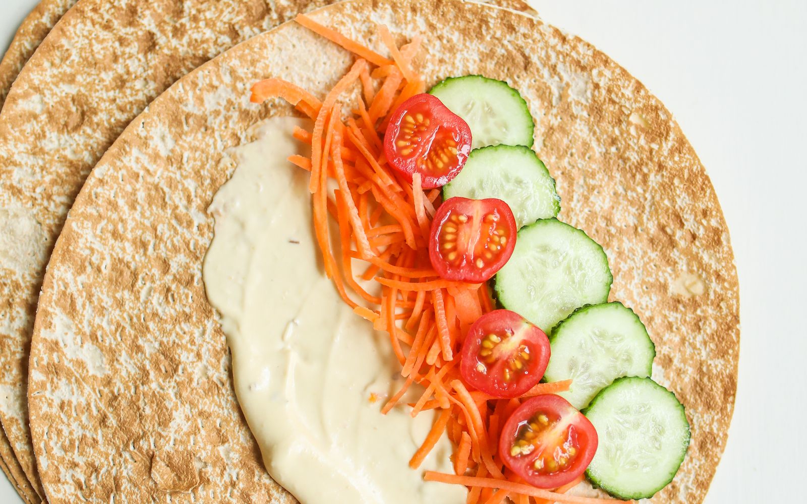 Foto de Wrap de homus com legumes grelhados e rúcula