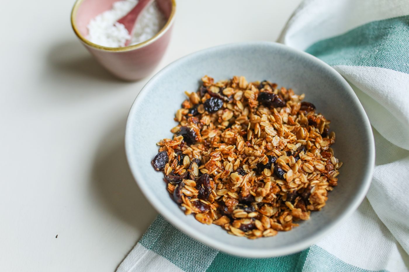 Bol de granola aux raisins secs sur une table en bois, petit-déjeuner