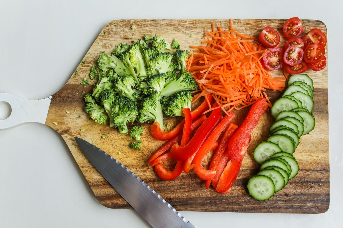 Légumes tranchés sur une planche à découper en bois