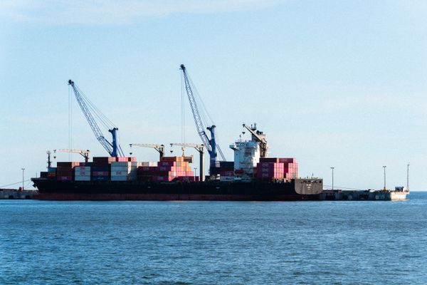 Porte-conteneurs charg&eacute; sous des grues portuaires