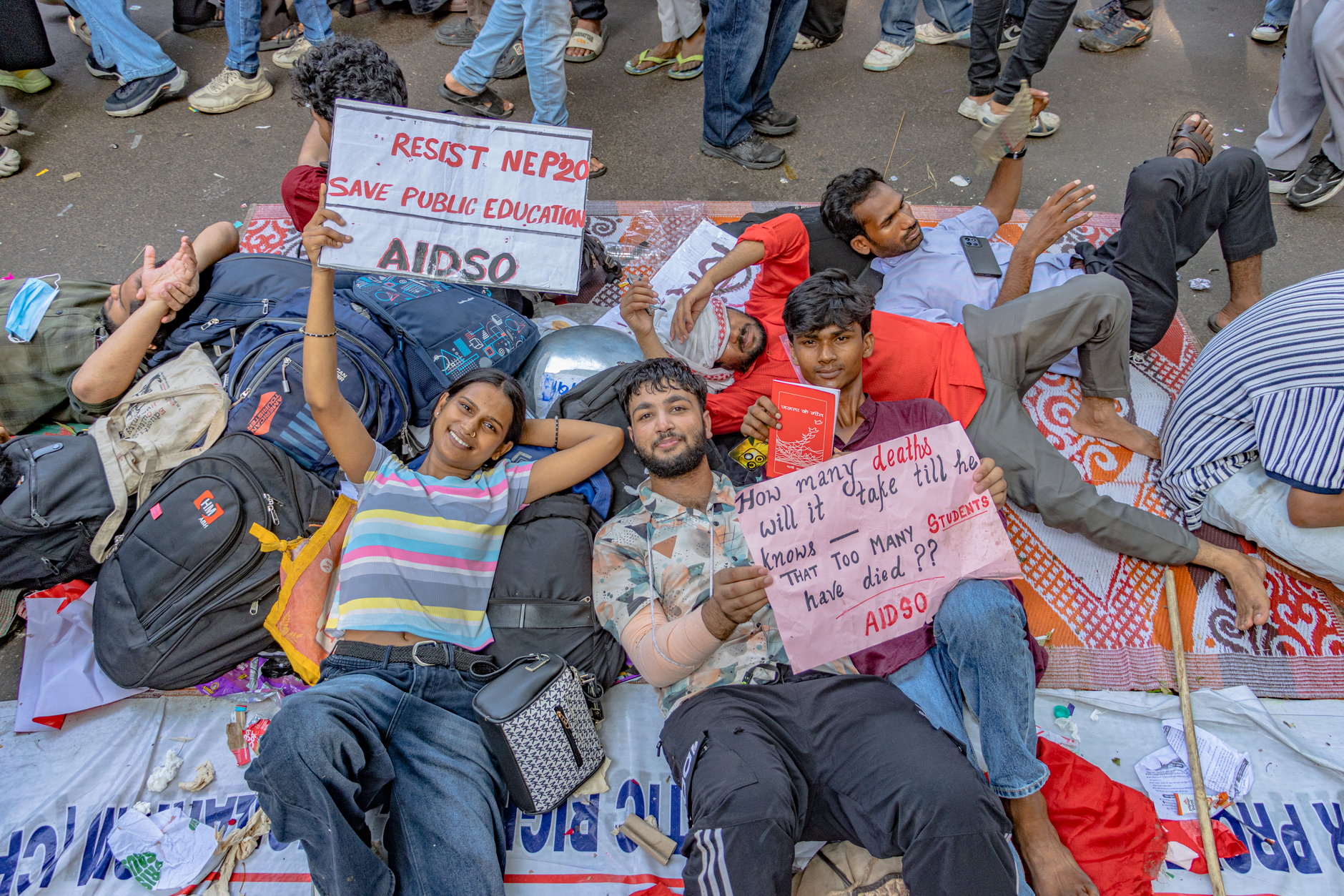 Inde – Les manifestants surnommés “cafards” célèbrent la démission du ministre de l’Éducation