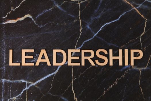 Autorytet wewnętrzny: jak go rozwijać i słuchać własnego głosu 17 Leadership text on a striking dark marble surface, symbolizing strength.