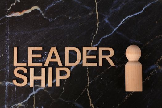 Autorytet wewnętrzny: jak go rozwijać i słuchać własnego głosu 19 Wooden leadership text and figurine on marble representing management concepts.