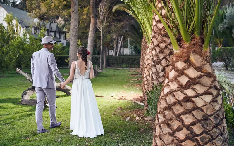 novias probándose vestido dos piezas con falda desmontable