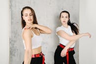 两位时尚女性在照片中优雅地摆出动态姿势，尽显现代与时尚