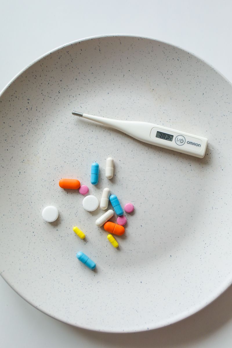 Obat-obatan dan termometer digital untuk kebutuhan kesehatan keluarga