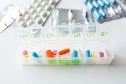 每周组织袋上贴有标签，里面装有彩色药丸和胶囊，便于轻松管理药物