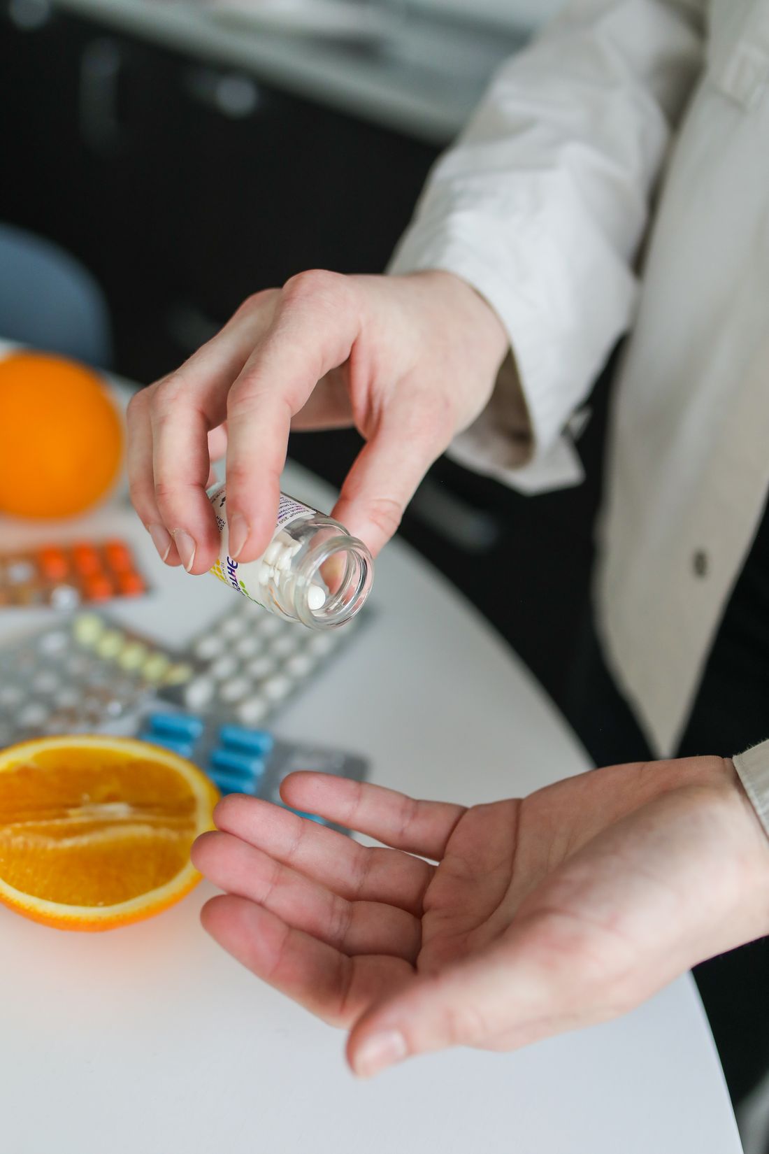 Minum vitamin dan suplemen di samping buah jeruk