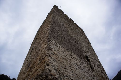 Free Majestic view of Zilkale Castle, a historic fortress in Rize, Türkiye, against a cloudy sky. Stock Photo