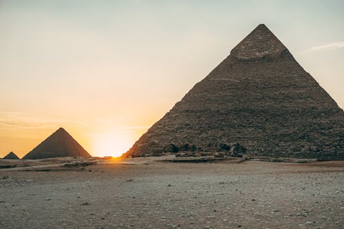 日落期間的埃及金字塔