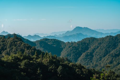 Free Captivating landscape of verdant mountains and blue skies on a clear summer day. Stock Photo