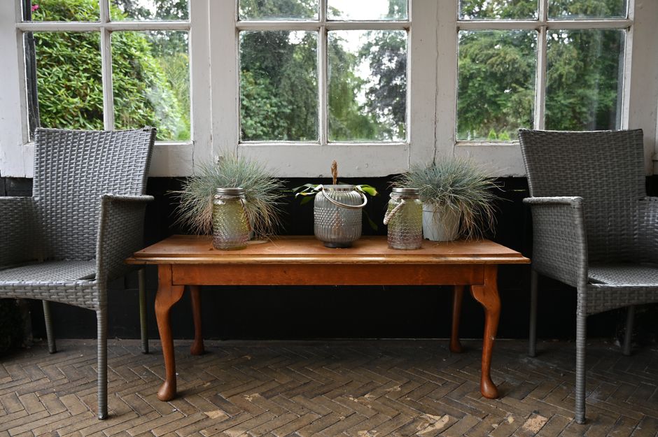 Gevarieerde vintage accessoires in zonnige veranda. Gevarieerde vintage accessoires in zonnige veranda.