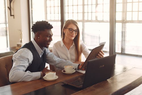 Gratis stockfoto met Afro-Amerikaans, afspraak, apparaat